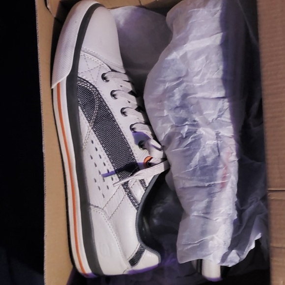 SKECHERS